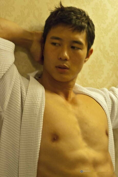 Il muscoloso orientale Peter Le posa nudo e mostra un bel sedere in bagno