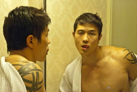 Il muscoloso orientale Peter Le posa nudo e mostra un bel sedere in bagno