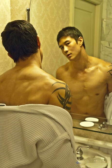 Il muscoloso orientale Peter Le posa nudo e mostra un bel sedere in bagno