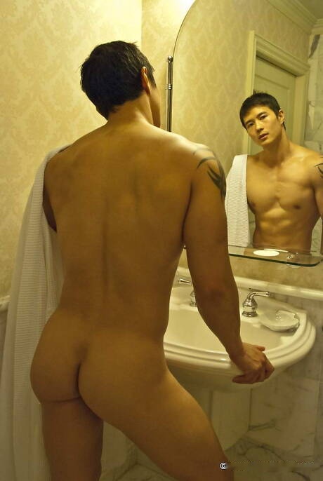 Oriental muscular Peter Le posing nude and showing nice butt in bathroom