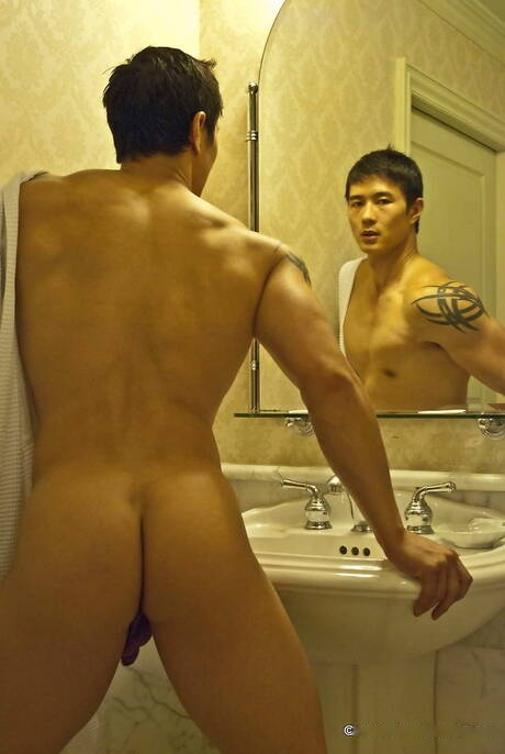 Il muscoloso orientale Peter Le posa nudo e mostra un bel sedere in bagno