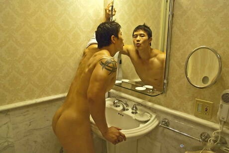 Il muscoloso orientale Peter Le posa nudo e mostra un bel sedere in bagno