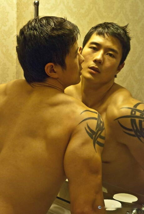 Il muscoloso orientale Peter Le posa nudo e mostra un bel sedere in bagno