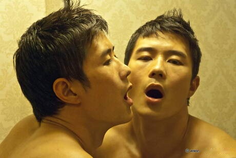 Il muscoloso orientale Peter Le posa nudo e mostra un bel sedere in bagno