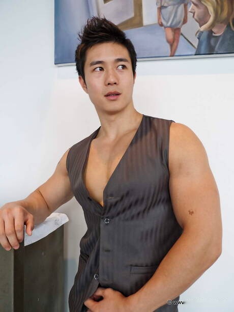 Asian bodybuilder Peter Le posing nude and showing hot ass