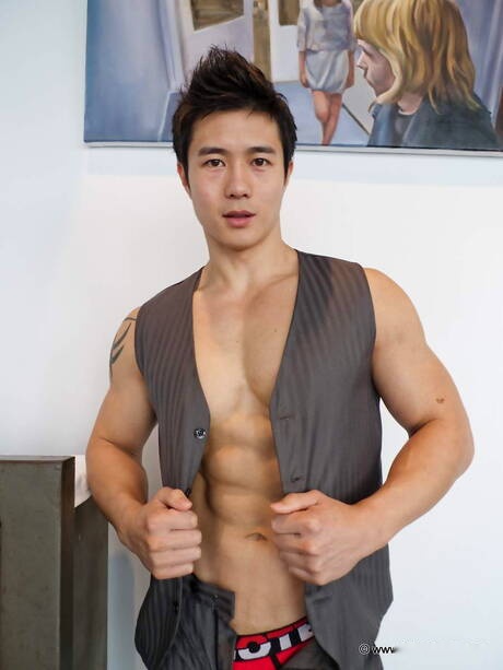 Asian bodybuilder Peter Le posing nude and showing hot ass