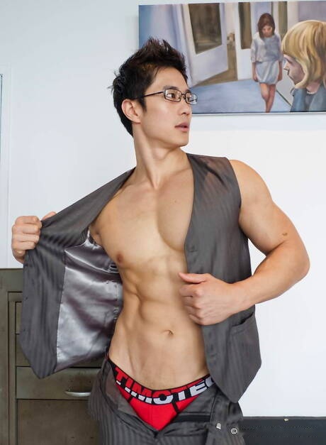 Asian bodybuilder Peter Le posing nude and showing hot ass