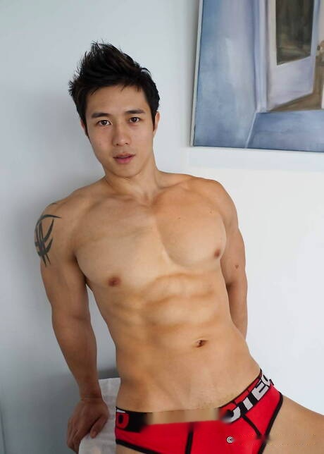 Asian bodybuilder Peter Le posing nude and showing hot ass