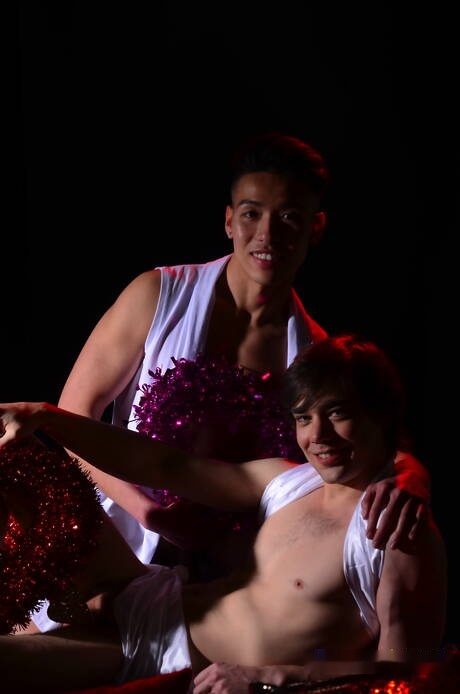 El tipo duro Dylan Art Nguyen y el musculoso estadounidense Zack Randall en una escena de mamada al aire libre