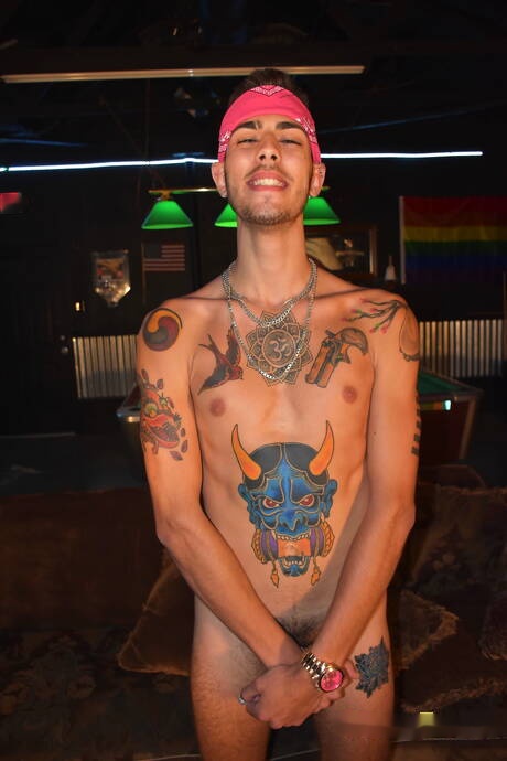 無恥好友 Alex Chu、Ari Nucci 和 Fx Rios 三人拳交動作