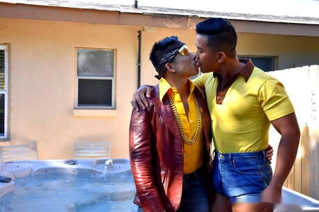 Dos chicos estadounidenses, el galán Alex Chu y el toro Jessie Lee, se chupan y follan mutuamente en la piscina