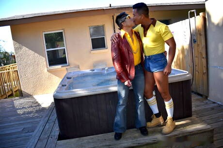 Dos chicos estadounidenses, el galán Alex Chu y el toro Jessie Lee, se chupan y follan mutuamente en la piscina