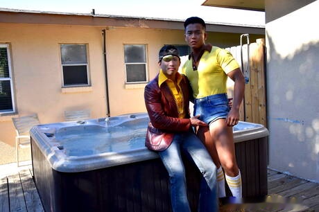 Dos chicos estadounidenses, el galán Alex Chu y el toro Jessie Lee, se chupan y follan mutuamente en la piscina