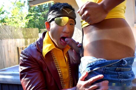 Dos chicos estadounidenses, el galán Alex Chu y el toro Jessie Lee, se chupan y follan mutuamente en la piscina