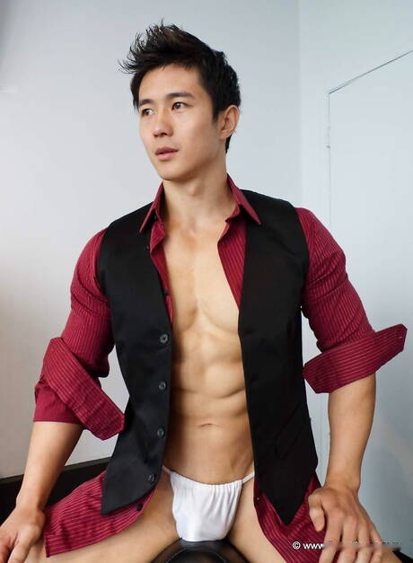 Oriental bull Peter Le posing naked and showing tight ass