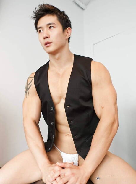 Oriental bull Peter Le posing naked and showing tight ass