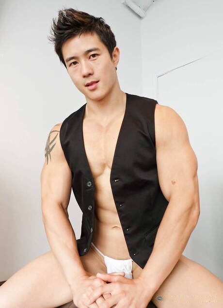 El toro oriental Peter Le posando desnudo y mostrando su culo apretado