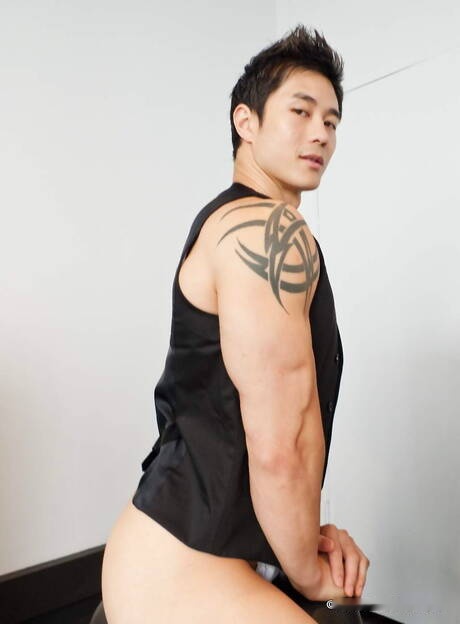 El toro oriental Peter Le posando desnudo y mostrando su culo apretado