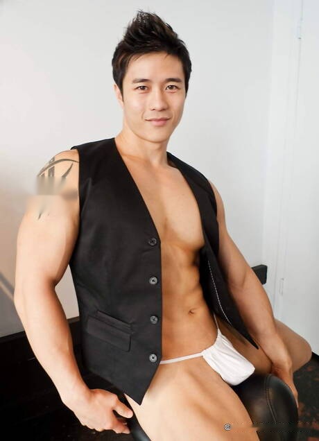 El toro oriental Peter Le posando desnudo y mostrando su culo apretado