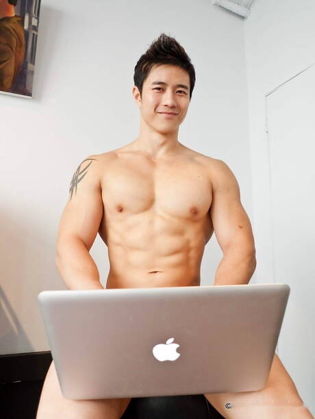 Oosterse stier Peter Le poseert naakt en toont strakke kont