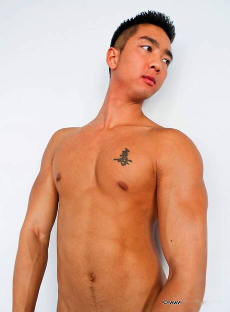 El chico husky oriental Tristan Tran muestra un hermoso cuerpo