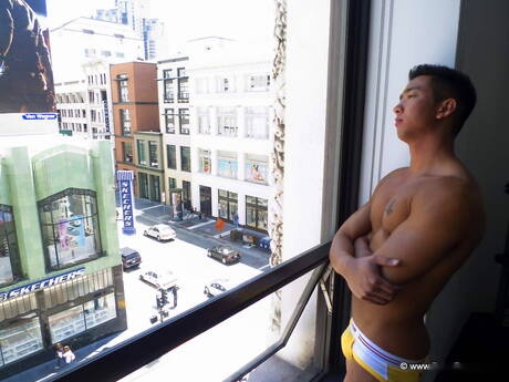 El galán asiático Tristan Tran se desnuda y muestra su bonito trasero