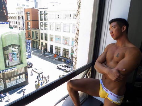 El galán asiático Tristan Tran se desnuda y muestra su bonito trasero