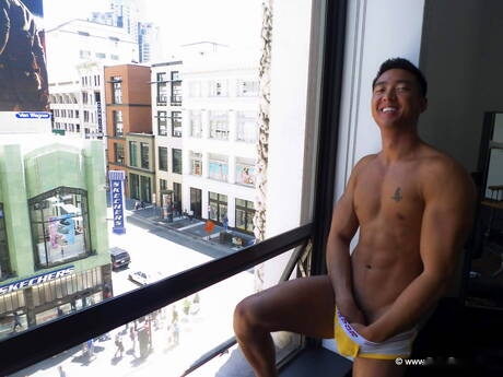 El galán asiático Tristan Tran se desnuda y muestra su bonito trasero
