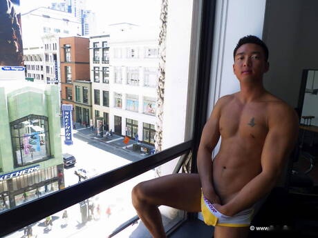 El galán asiático Tristan Tran se desnuda y muestra su bonito trasero
