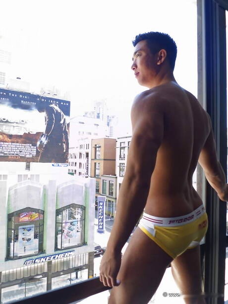 El galán asiático Tristan Tran se desnuda y muestra su bonito trasero