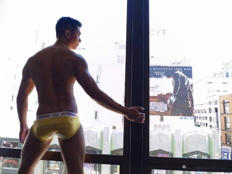 El galán asiático Tristan Tran se desnuda y muestra su bonito trasero