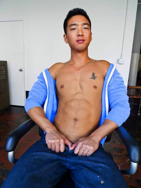 Oriental husky guy Tristan Tran undressing and showing tight butt