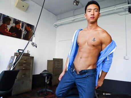 Oriental husky guy Tristan Tran undressing and showing tight butt