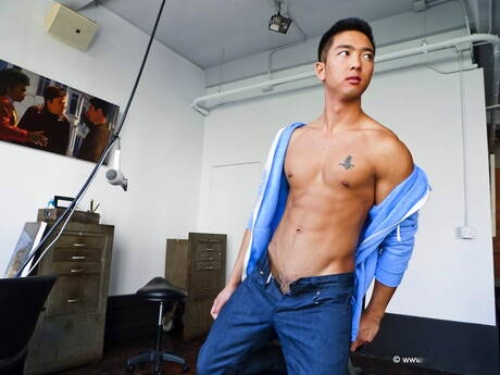 Oriental husky guy Tristan Tran undressing and showing tight butt