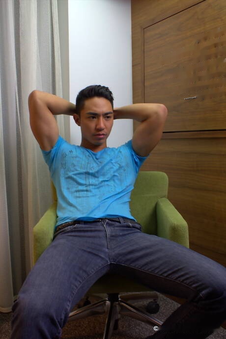 Asian well-built Jp shows a beautiful body