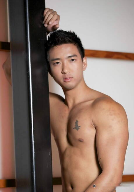 El chico husky asiático Tristan Tran muestra un hermoso cuerpo