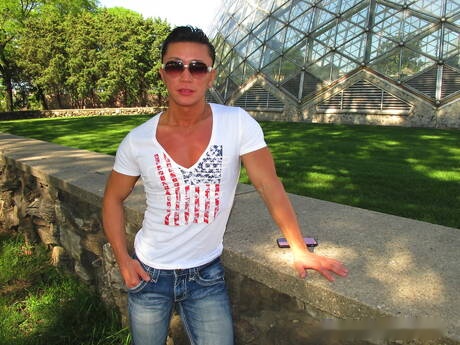 El culturista asiático Shen Powers se desnuda y muestra su culo caliente al aire libre