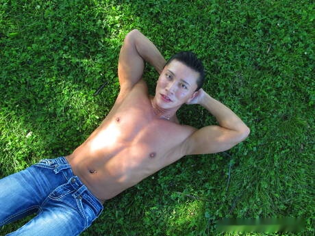 El culturista asiático Shen Powers se desnuda y muestra su culo caliente al aire libre