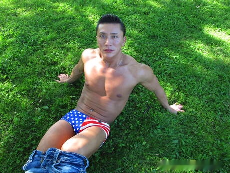 El culturista asiático Shen Powers se desnuda y muestra su culo caliente al aire libre