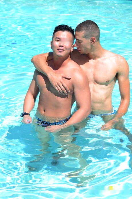 El cachas asiático Alex Chu y el cachas Rica Trujillo follan después de chuparse la polla en la piscina