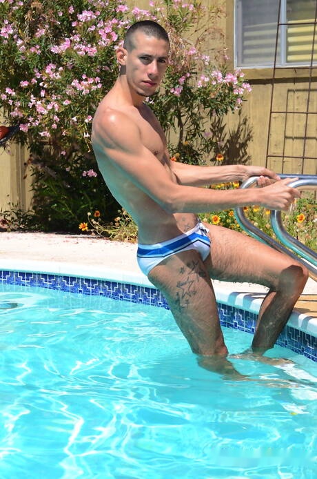 El cachas asiático Alex Chu y el cachas Rica Trujillo follan después de chuparse la polla en la piscina