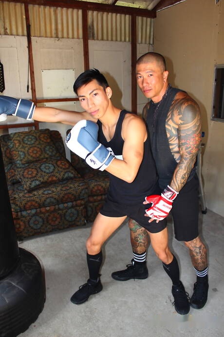 De aardige Amerikaanse vrienden stier Damian Dragon en sterke man David Ace hebben een hete seksdate