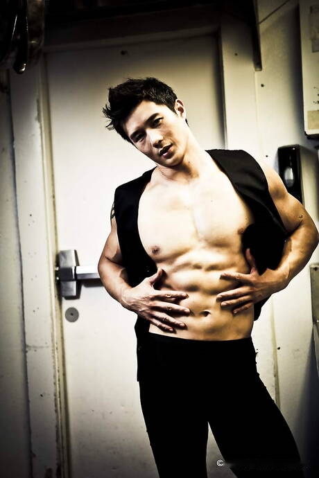 Asian bull Peter Le jack off his dick