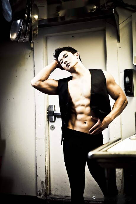 Asian bull Peter Le jack off his dick