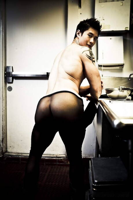 Asian bull Peter Le jack off his dick