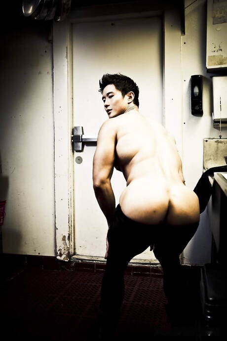 Asian bull Peter Le jack off his dick