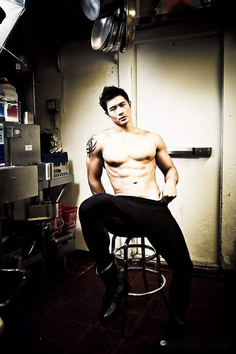 Asian bull Peter Le jack off his dick