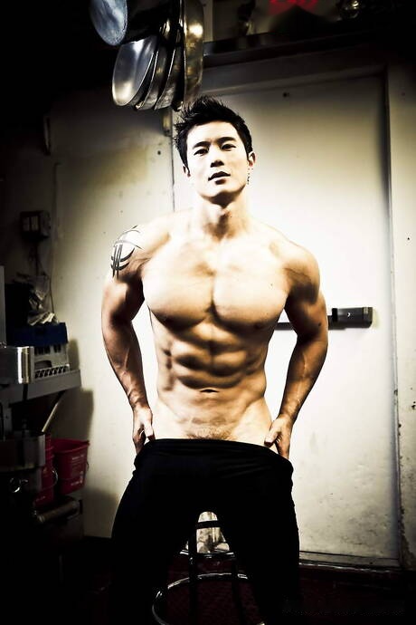 Asian bull Peter Le jack off his dick