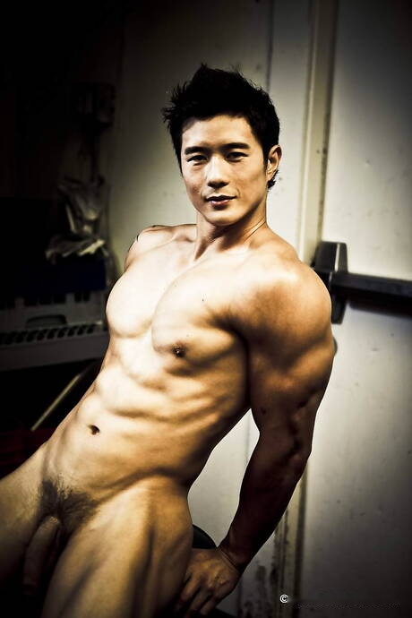 Asian bull Peter Le jack off his dick