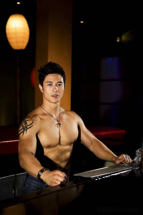 Oriental muscled guy Peter Le shows a strong body